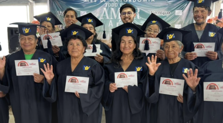Escuela Bíblica Nuevo Tiempo celebra graduación con un bautismo en Ecuador